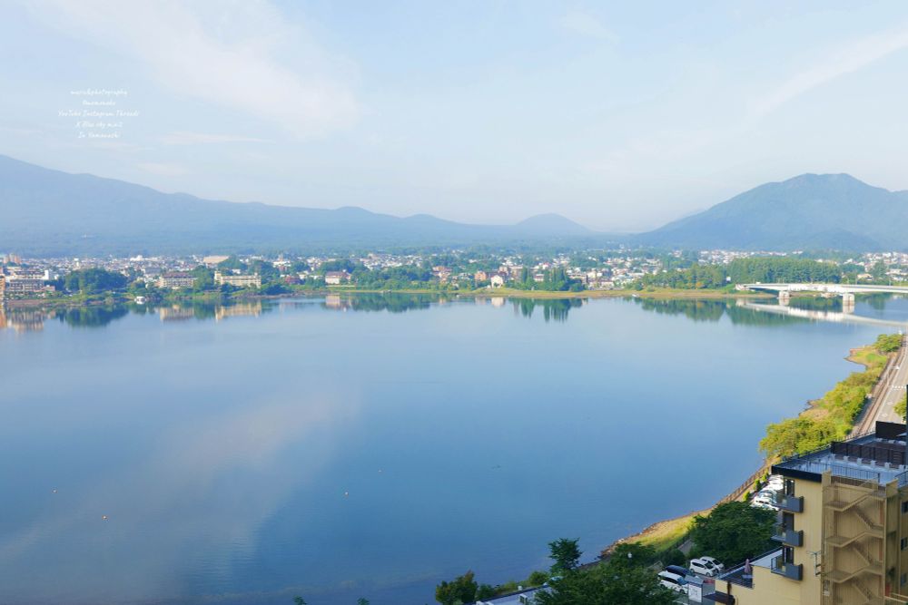富士山の裾野　河口湖の水面への映り込みも絵画の様に美しい