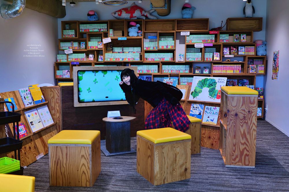 角川武蔵野ミュージアム1階は子供コーナーとラノベ・マンガの世界観　色々体験できる遊びを楽しむ女性