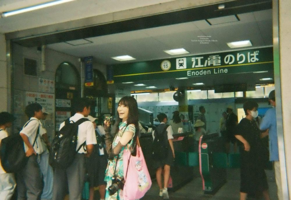 写ルンですで撮る 江ノ電鎌倉駅改札口で行き交う人々