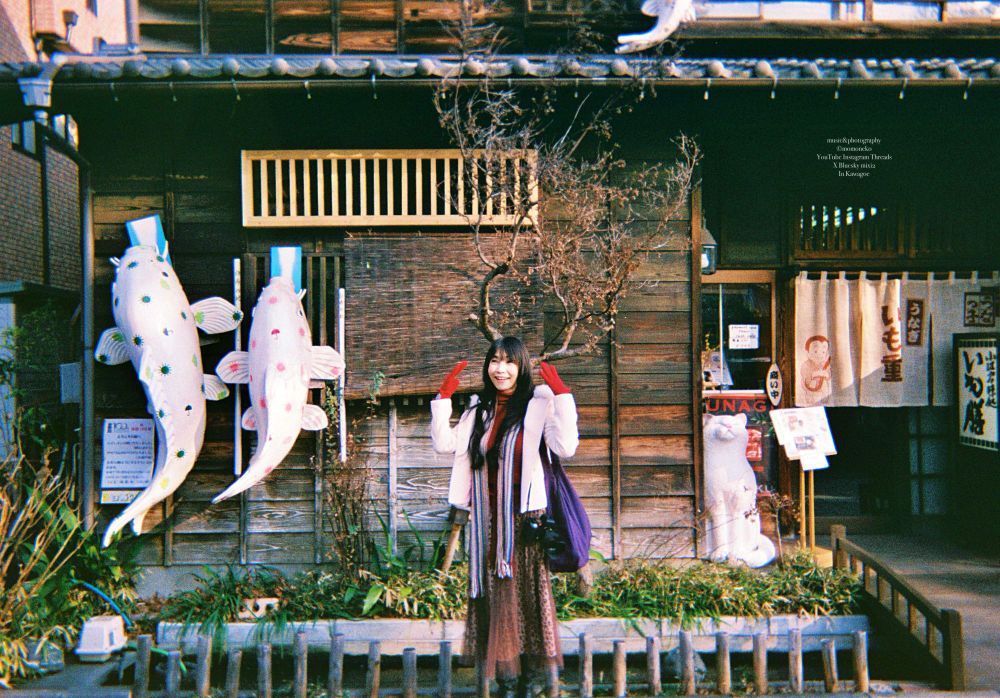 川越でレトロ散策　楽しいお店を沢山発見して喜ぶ女性