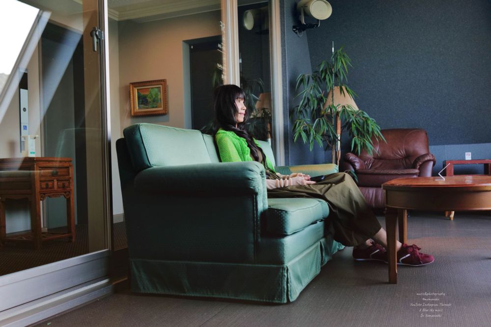 お宿の館内で時間と共に姿を変える富士山がある風景を楽しむ女性