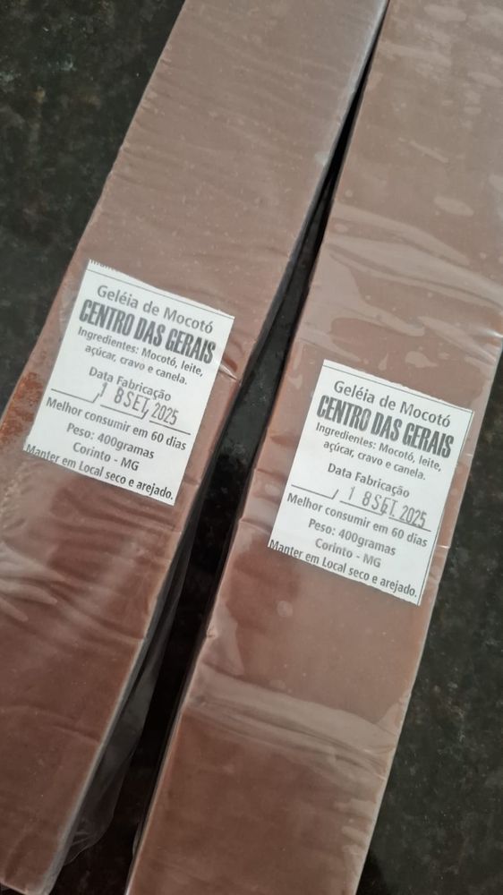 Duas barras de geleia de mocotó feita com mocotó, leite, açúcar, cravo e canela. A melhor que já comi.