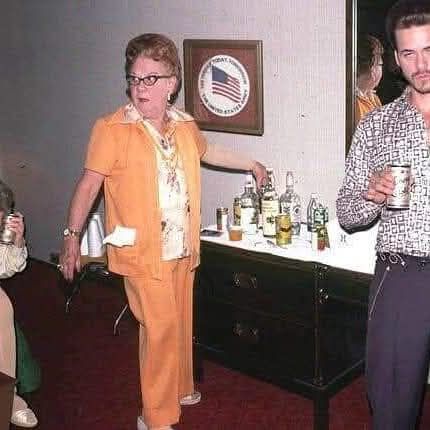 Señora con bebidas alcohólicas