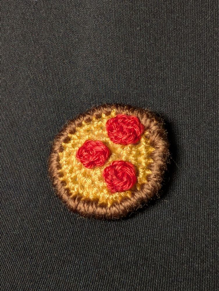 Tiny crochet pepperoni pizza 