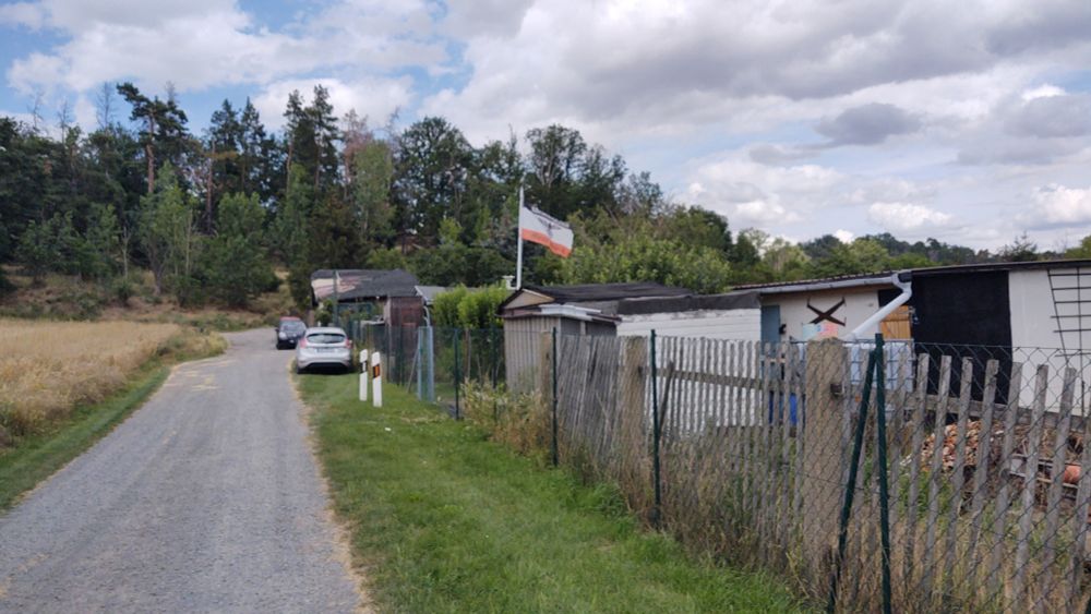 Kleingartenanlage, gut sichtbar eine Schwarz-weiß-rote Flagge mit Reichsadler und der Aufschrift "Deutschland"