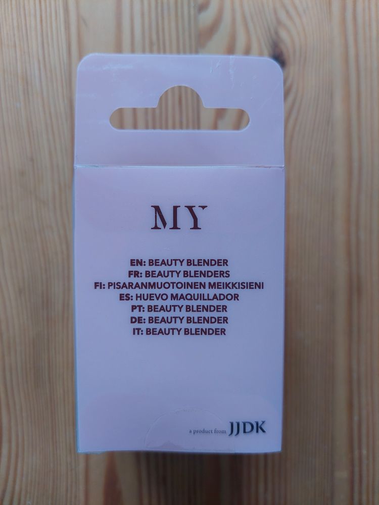 The back of the package of a beauty blender with the description in English, French, Finnish, Spanish, Portuguese, German, Italian. It is called beauty blender in all languages except French, Finnish and Spanish