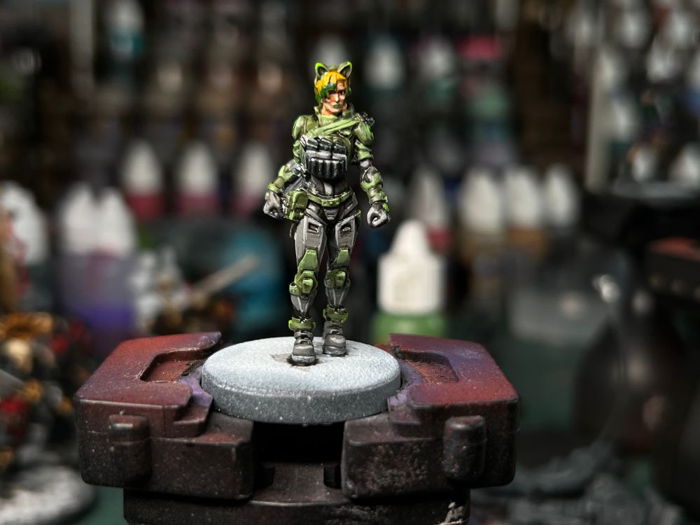 Danger Gal Lynx miniature. Front view. 