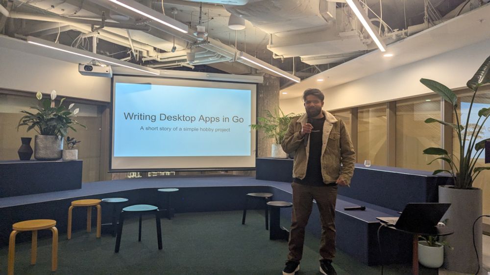 Nooten in front of his title slide 