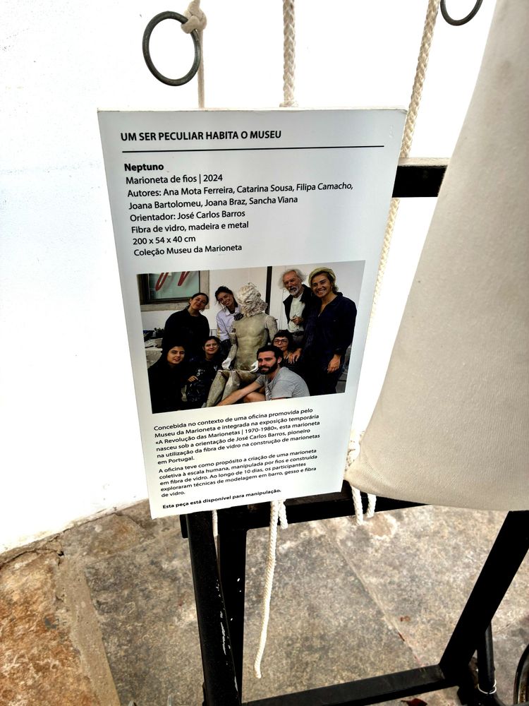 Neptuno
Marioneta de fios | 2024
Autores: Ana Mota Ferreira, Catarina Sousa, Filipa Camacho,
Joana Bartolomeu, Joana Braz, Sancha Viana
Orientador: José Carlos Barros
Fibra de vidro, madeira e metal
200 × 54 x 40 cm
Coleção Museu da Marioneta