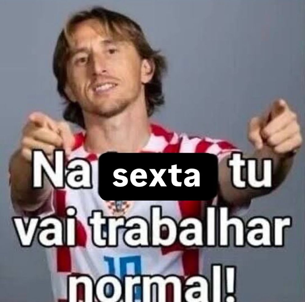 jogador modric da croácia apontando para a tela e sorrindo. a legenda diz “na sexta tu vai trabalhar normal!”