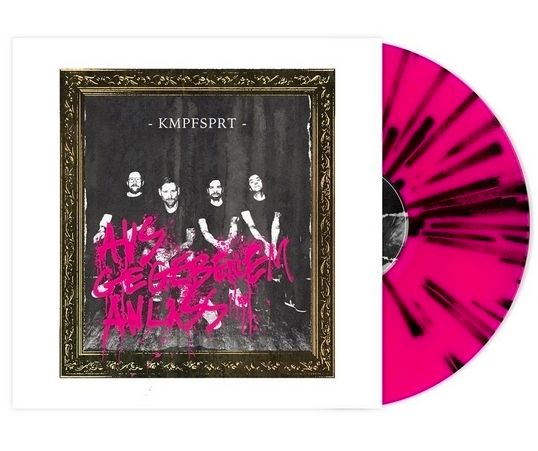 Mockup des aktuellen KMPFSPRT Albums "Aus gegebenem Anlass". Motiv: Bandfoto, Bandname, darüber im Spraypaint Style der Titel. LP im marpled style (rot/schwarz) schaut aus der Hülle.