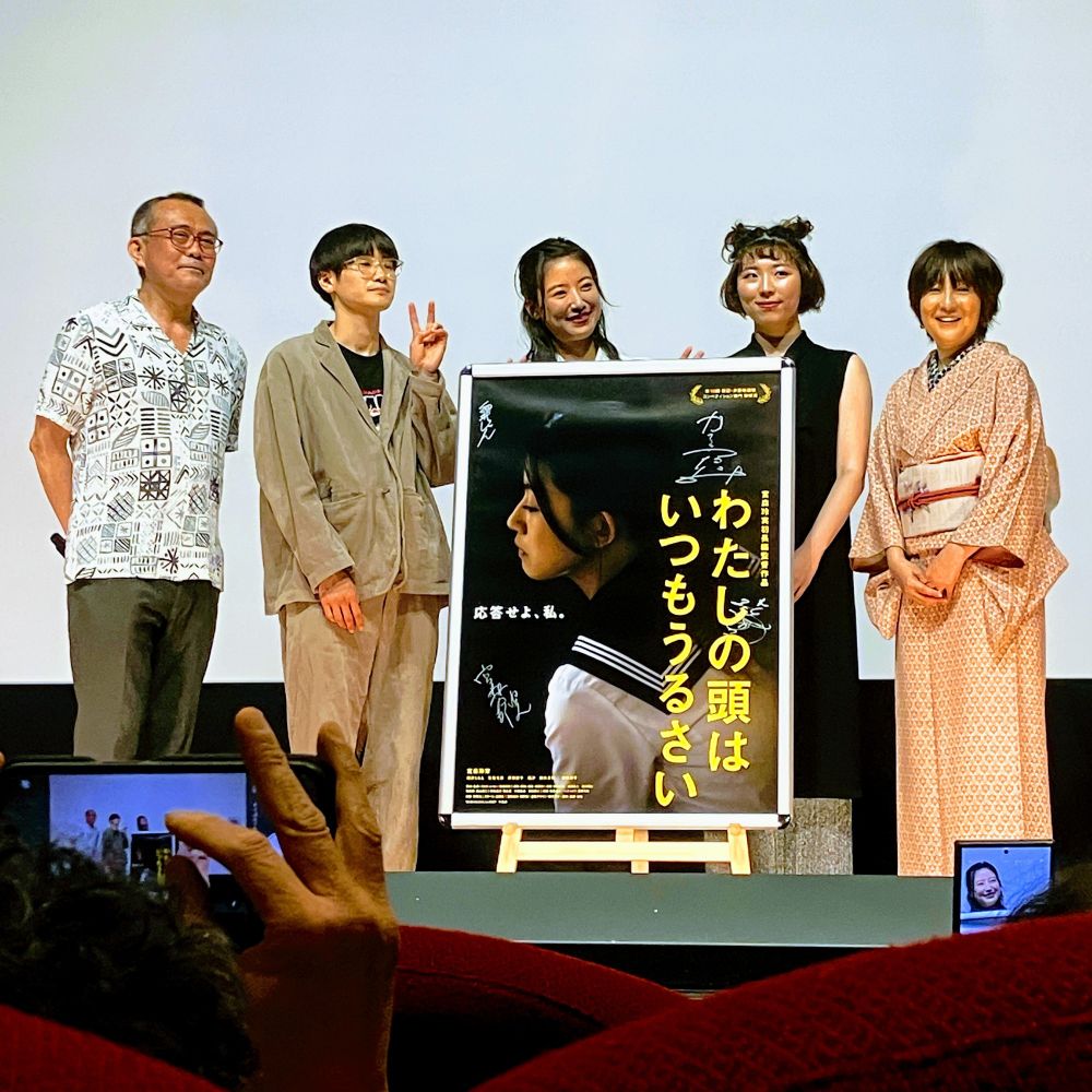 テアトル新宿 2025-05-16 『わたしの頭はいつもうるさい』上映後舞台挨拶？トークイベント？に登壇の、向かって右から母親役の藤田朋子さん、友人役の笠松七海さん、監督・主演の宮森玲実さん、友人役の細井じゅんさん。（左端は司会の人）