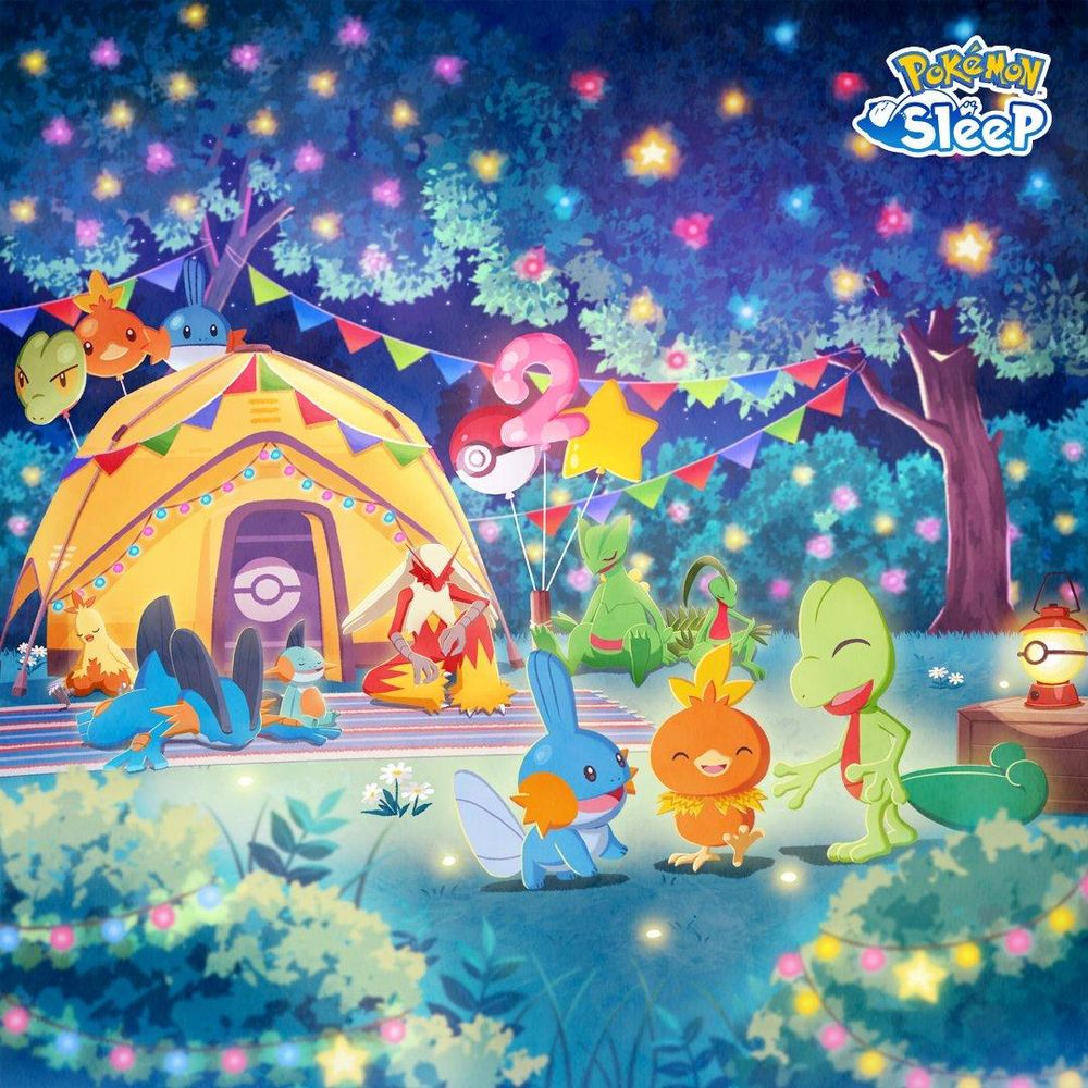 Mudkip, Treecko y Torchic, con sus evoluciones. Al fondo una tienda de campaña y árboles iluminados