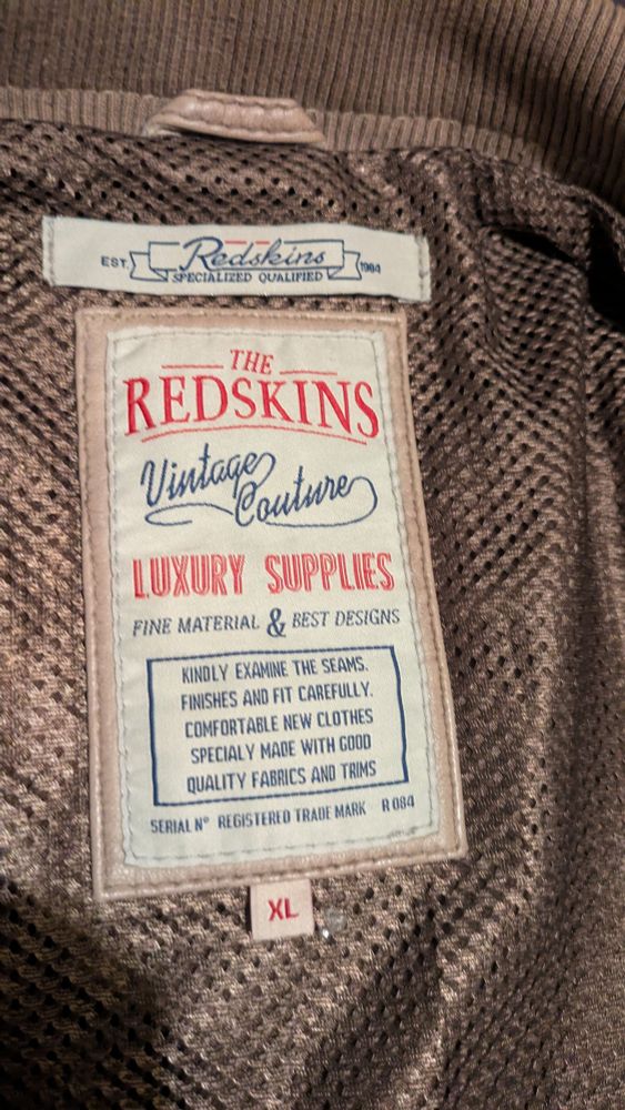 L'intérieur d'une magnifique veste en cuir avec l'étiquette originale Redskins (marque française) prouvant son authenticité. On aperçoit une doublure aérée du plus bel effet.