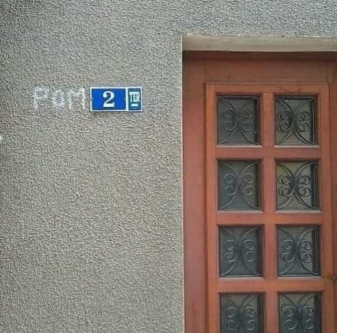 Au 2, Ter d'une rue, quelqu'un a ajouté POM devant le numéro...