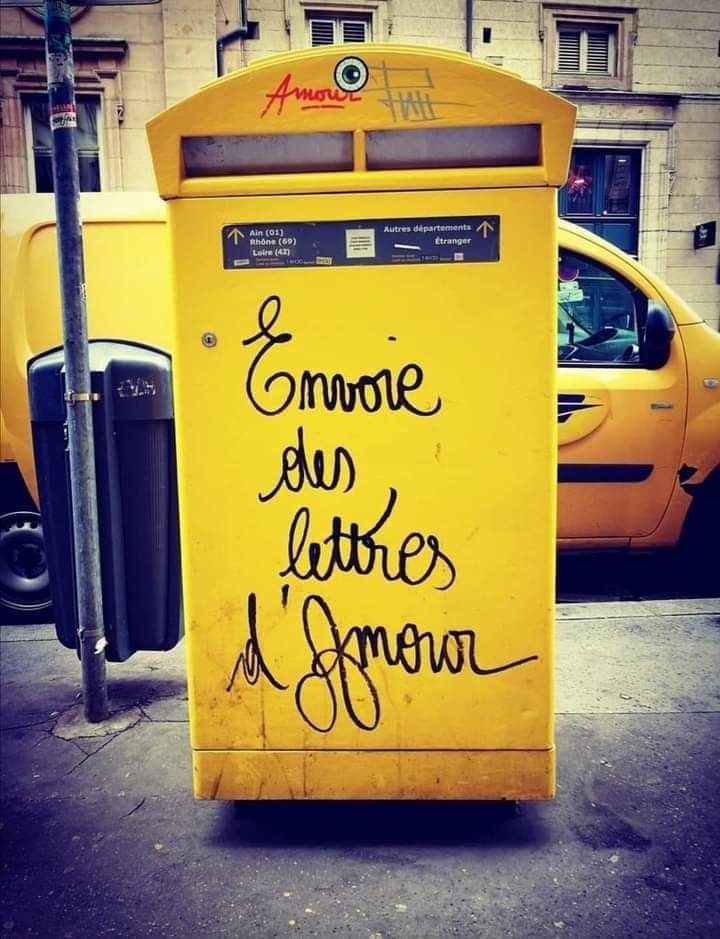 Une grande boîte aux lettres jaune de la poste avec un tag dessus :
- Envoie des lettres d'amour