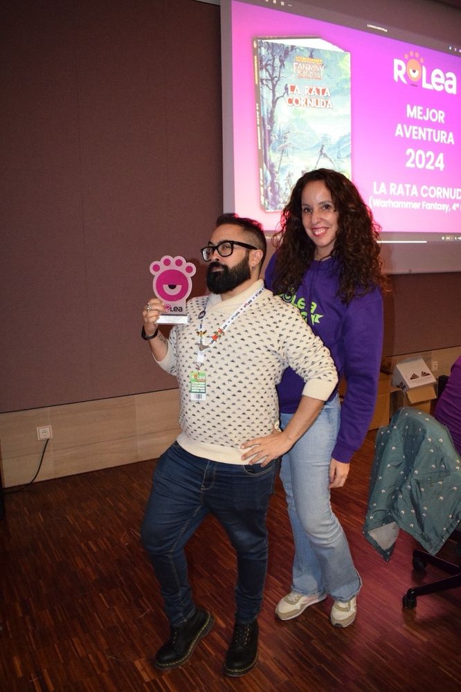 Podando con el trofeo y la directora de las Rolea