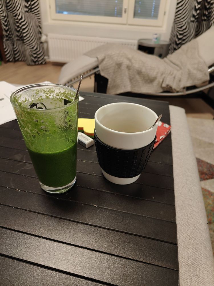 Vihersmootie ja kahvi. 