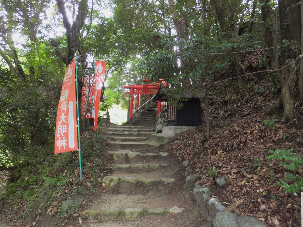 三吉稲荷神社の参道と鳥居