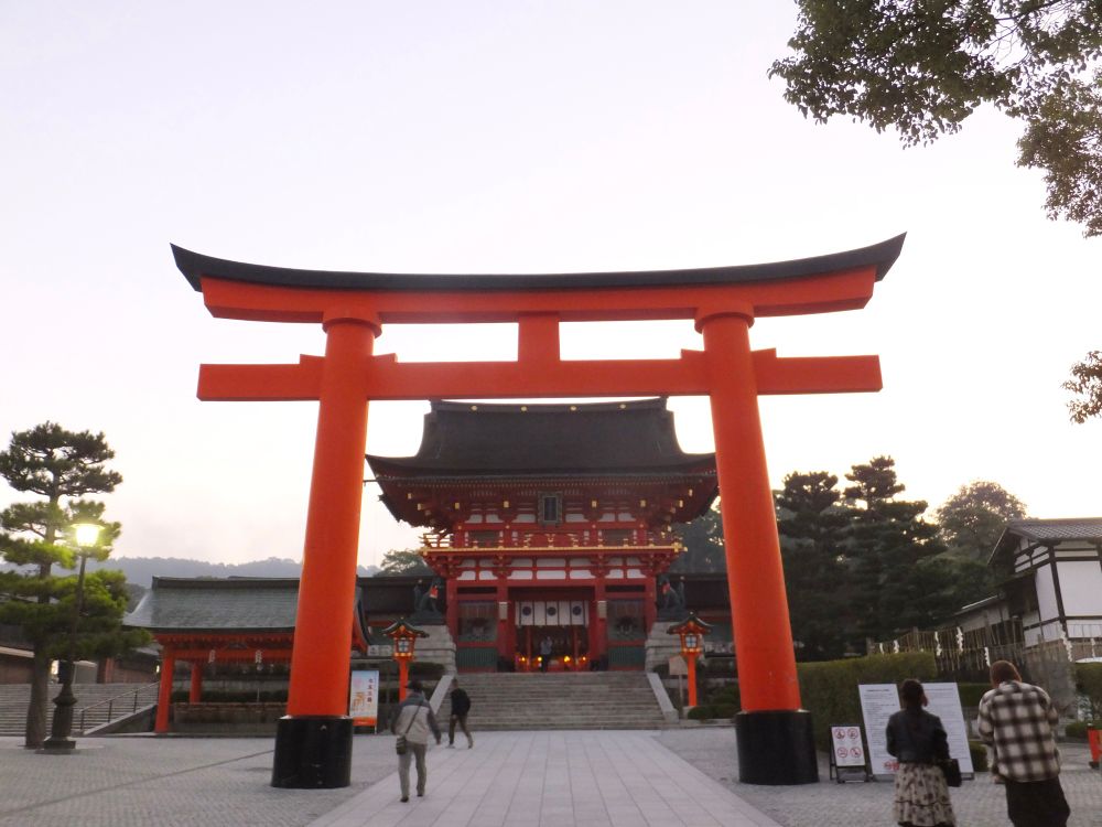 伏見稲荷大社の鳥居と楼門