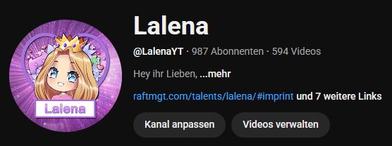 Lenas Logo auf der linken Seite des Bildes. Es ist ein Gesicht einer blonden Figur im Manga Stil zu sehen. Darunter steht der Name Lalena. Eingerahmt von einem lila Herz sowie Kleeblättern, einem Gamepad und anderen Gegenständen. Oben steht mittig groß LALENA, darunter ihr Youtube Kürzel  sowie die Zahl der Abonnenten und der Videos. Ein Link führt zu ihrer Impressumsseite.