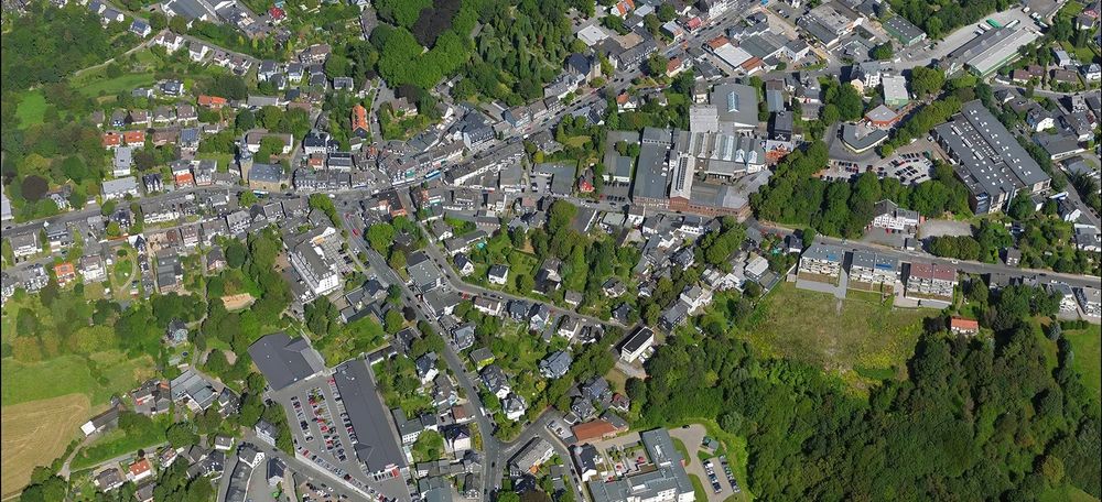 Luftaufnahme zeigt Blick auf Cronenberg. Foto: Stadt Wuppertal
