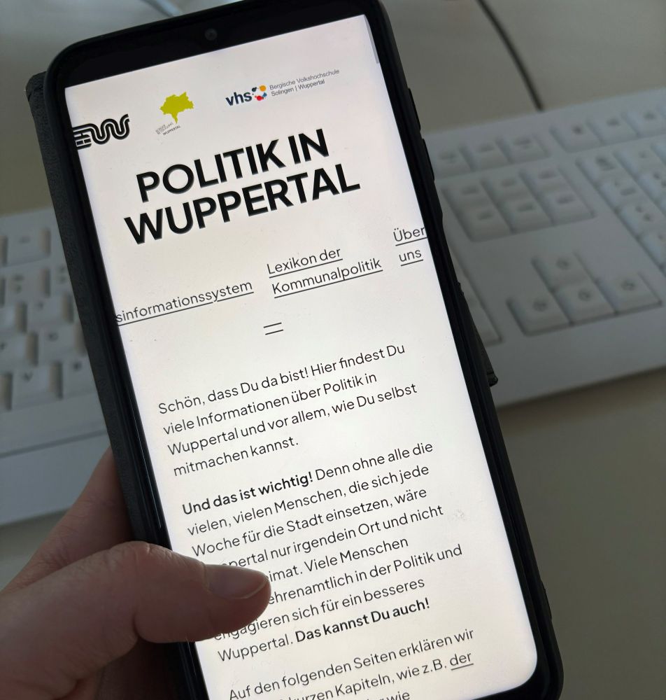 Symbolbild: Ein Smartphone zeigt die neue Hompepage Politik in Wuppertal. Quelle: Stadt Wuppertal