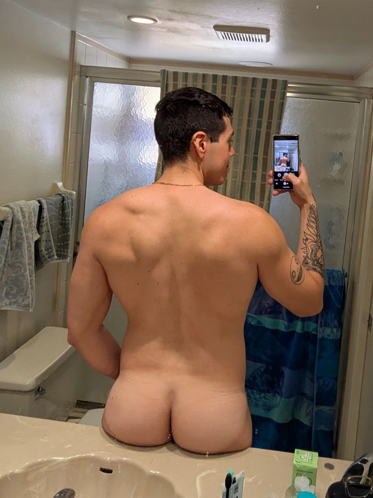 Pic of me sitting my juicy ass on the counter