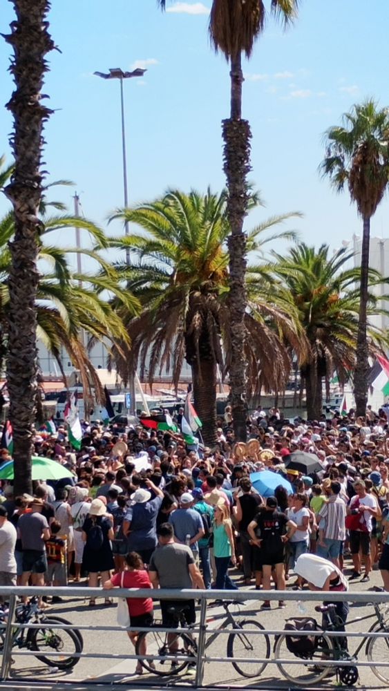 Multitud de personas en el puerto de Barcelona despiden a la Flotilla que parte para Gaza