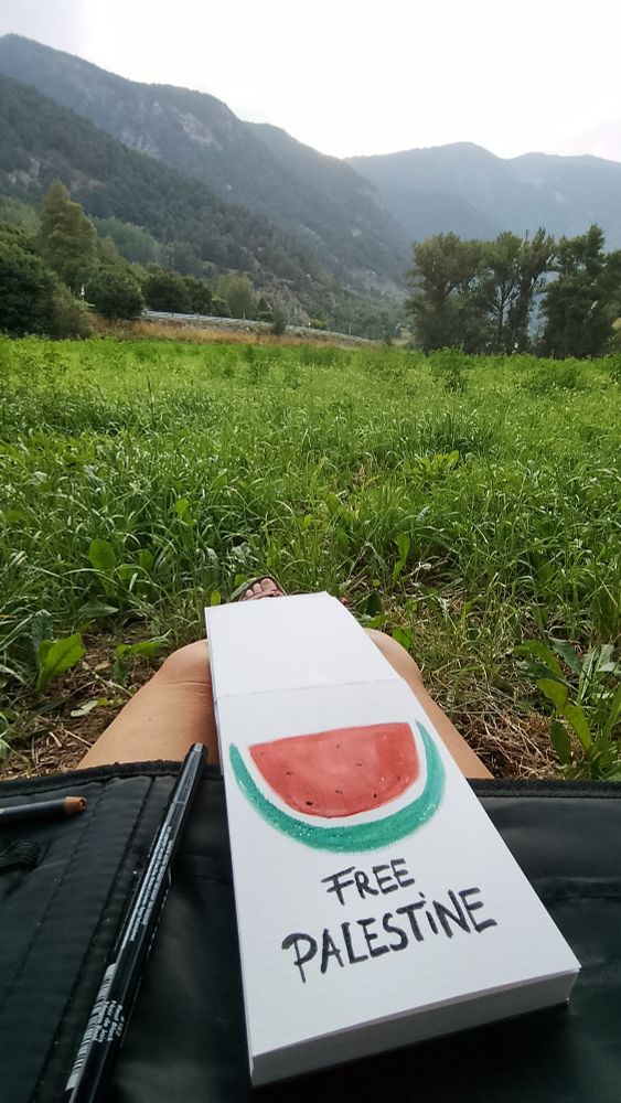 Dibujo de una sandia con el texto Free Palestine, en un paisaje andorrano