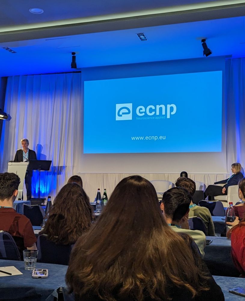 Ecnp presentation start,room with people