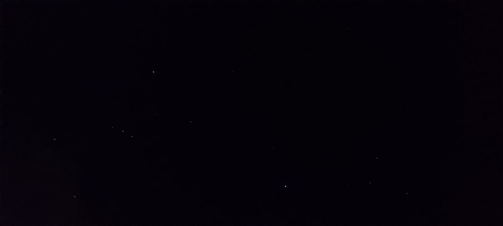 Um céu noturno, com 5 estrelas espalhadas.