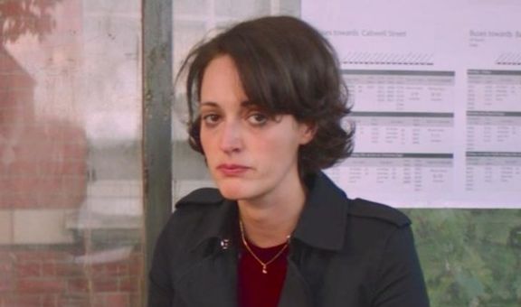 Fleabag llorando en la parada de autobús