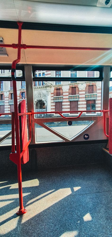 Un lycée de Clermont vu depuis l'intérieur d'un bus quasiment vide.