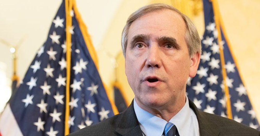 Merkley Introduces Legislation to Curb Plastic Microfiber Pollution from Laundry - Merkley