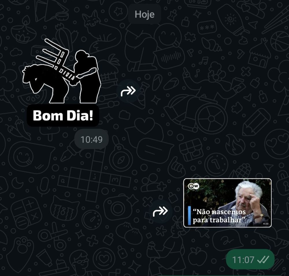 Figurinha de uma silhueta dando cadeirada em outra com a legenda "bom dia" e figurinha do pepe mujica com a legenda "não nascemos para trabalhar"