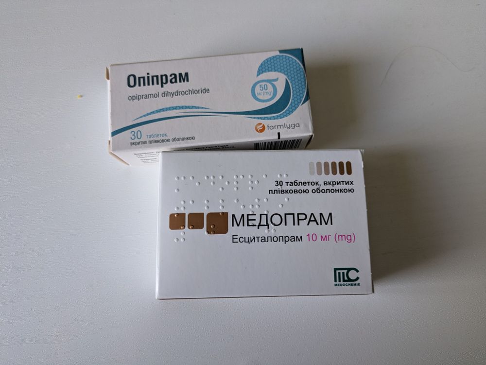 Фото упаковок Опіпраму та Медопраму.