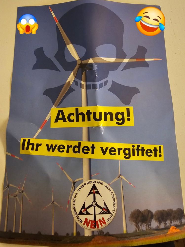 Vorderseite eines Schwurbelflyers, welches ein Windrad zeigt, von dem ein Wolke in Totenkopfform zieht. Dazu der Text: Achtung, Ihr werdet vergiftet!
