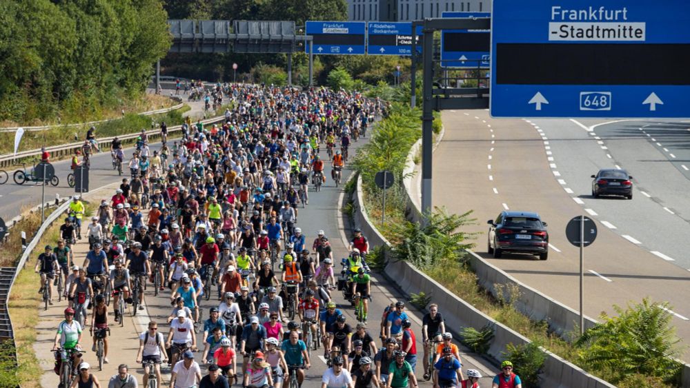 Hessischer Verwaltungsgerichtshof untersagt Fahrraddemo auf der A5 in Frankfurt