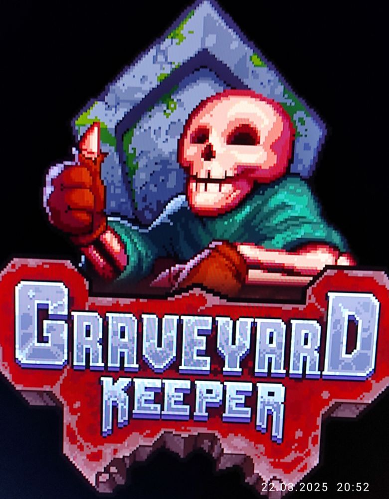 Computerspiel, pixelart. Ein Skelett im hell(haha)grünem T-Shirt mit Daumen hoch über dem Schriftzug Graveyardkeeper.