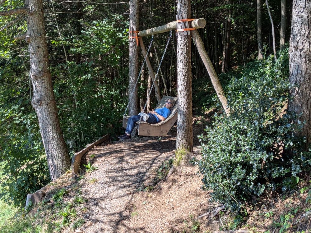 Meine Liebste geniesst die Hoolywoodschaukel