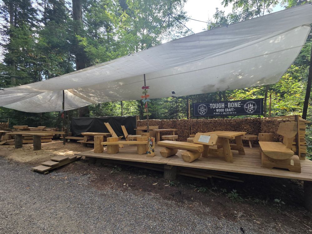 Der Laden von Wald Dude Sisley.
Man kann die Möbel probesitzen. 