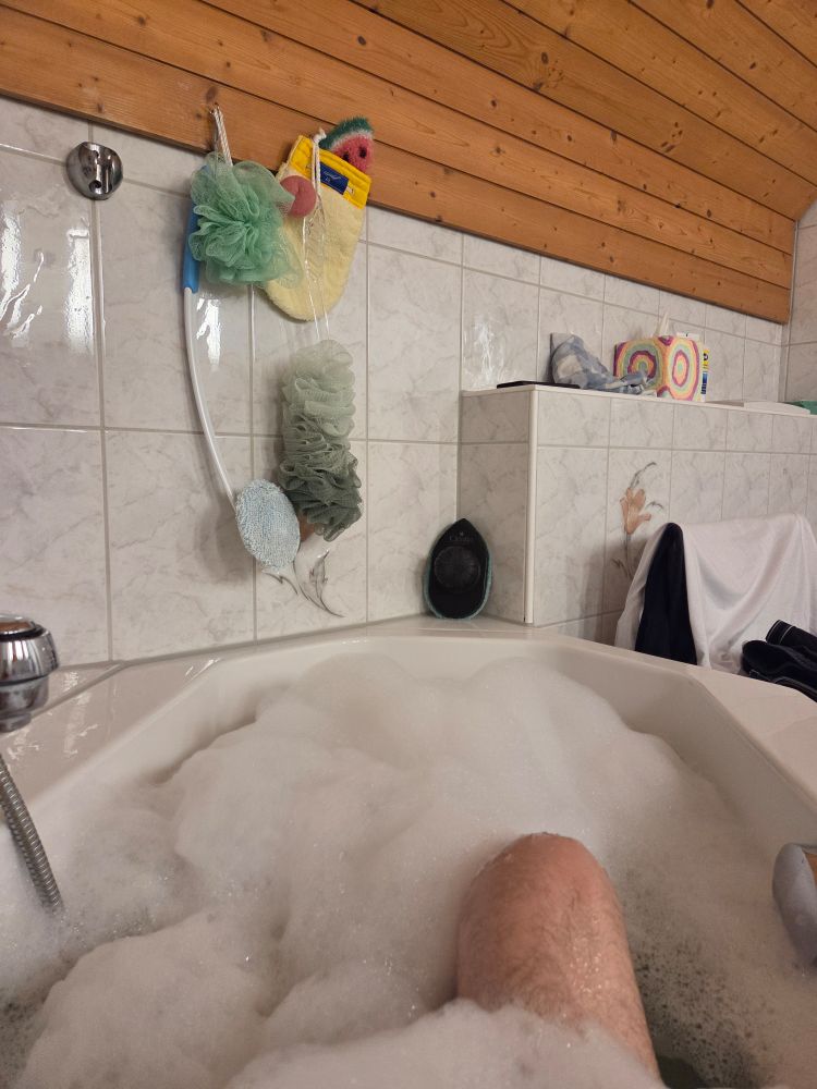 Knie in der Badewanne