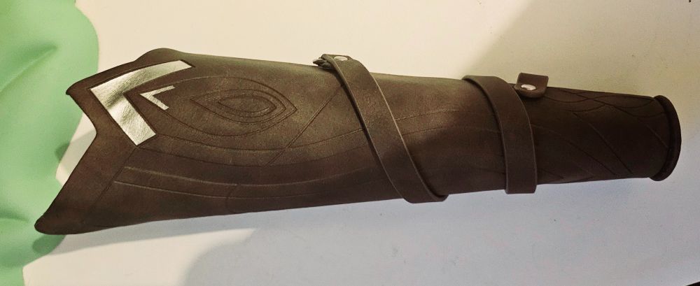 A brown and white bow quiver