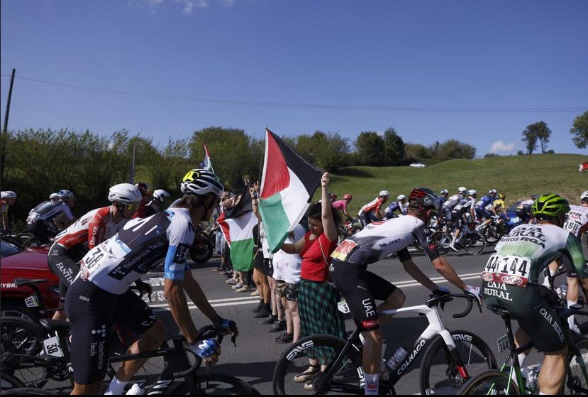 Crowds blocking the road, protesting over the presence of IPT at La Vuelta