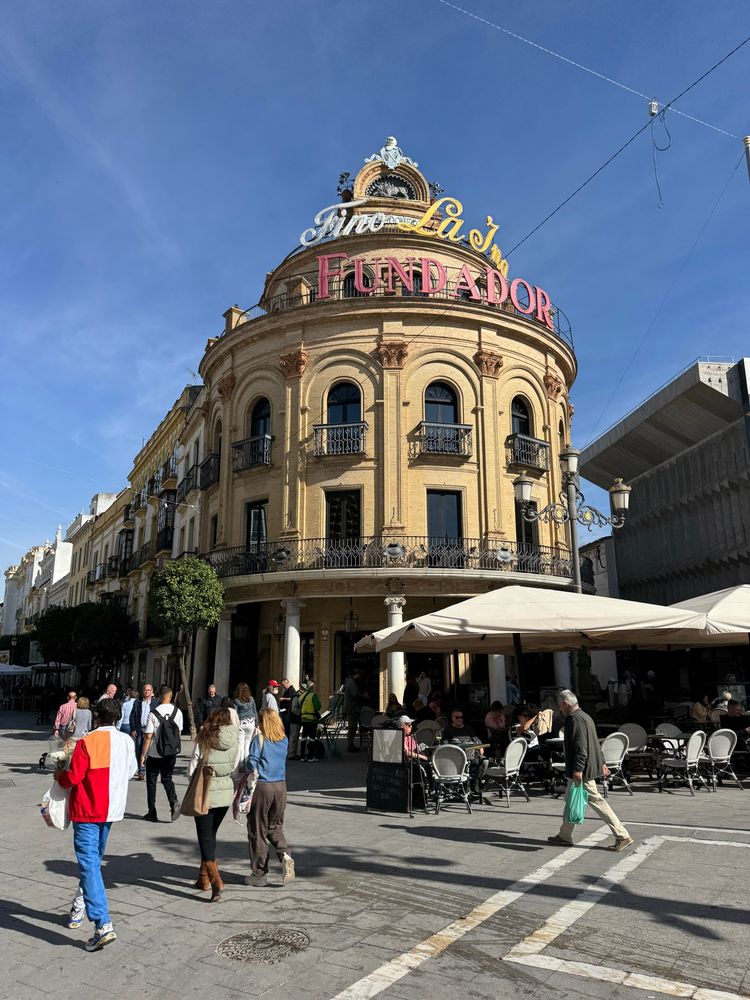 Jerez de la Frontera is de hoofdstad van sherry-bodegas. Deze stad telt ruim 30 wijnhuizen. Dat merk en proef je als je door de mooie straten loopt. Ps: sherry is meer dan alleen dat zoete drankje uit de jaren 70. Je hebt ook droge soorten Fino of Manzanilla. Heerlijk bij vis of kaas. #CostadelaLuz