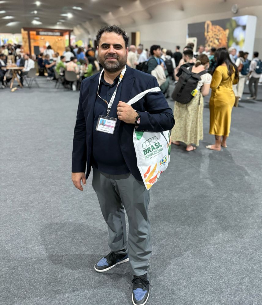 Mohammed Chahim staat in de conferentiezaal bij de COP30.