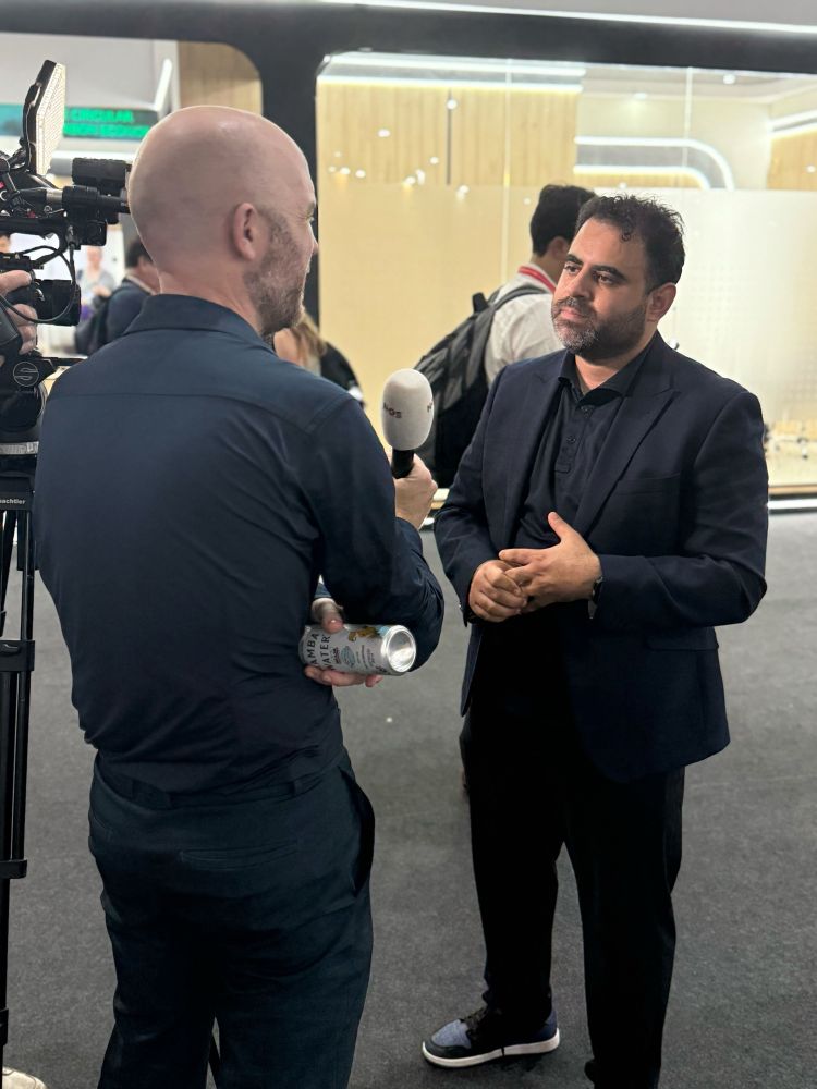 Mohammed Chahim in gesprek met een NOS-verslaggever