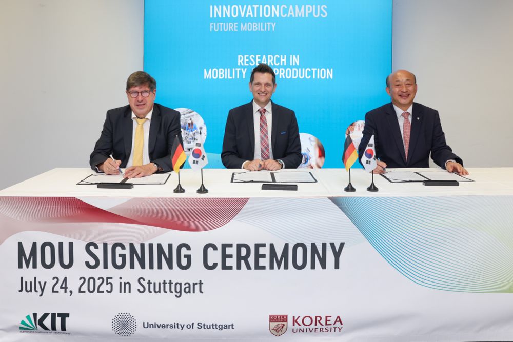 Committed to shaping the future of mobility together (from left): Professor Thomas Hirth (Vice President of KIT), Professor Alexander Brem (Vice Rector of the University of Stuttgart), Professor Kim Young (Executive Vice President, Korea University Sejong Campus). © Uli Regenscheit, Universität Stuttgart