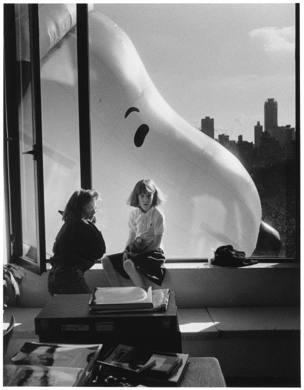 Snoopy passes by a window in the Macy’s Thanksgiving Day parade, 1988. Photographed by Elliot Erwitt, 1928-2023.